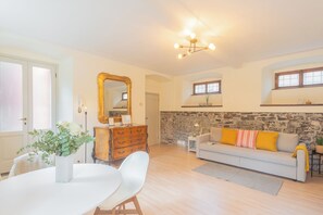 Apartment (1 Bedroom) | Wohnbereich