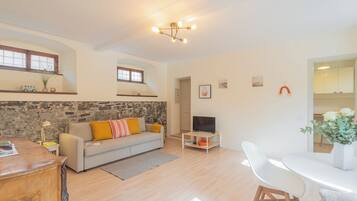 Apartemen (1 Bedroom) | Area keluarga | Televisi layar datar 32-inci dengan saluran TV kabel