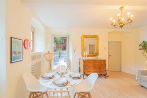 Appartement (1 Bedroom) | Woonruimte | Een 32-inch flatscreentelevisie met kabelzenders