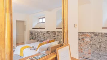 Apartemen (1 Bedroom) | 1 kamar tidur, ruang kerja ramah laptop, dan setrika/meja setrika