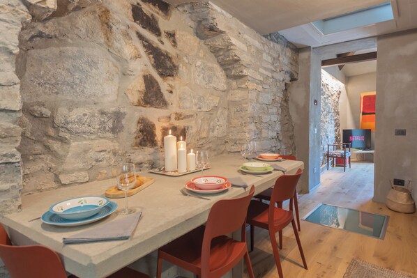 Appartement (Rebecca) | Privékeuken | Een espressoapparaat, een waterkoker, een kinderstoel