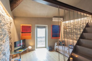 Appartement (Rebecca) | Aire de séjour | Téléviseur de 32 po avec télévision par câble