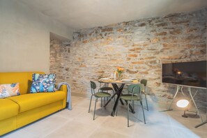 Appartement, vue ville (Gaia) | Coin séjour | Télévision de 32 pouces avec chaînes par câble