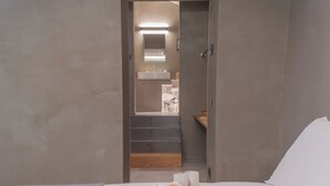A modern bedroom with a bed, a wooden tray with two muffins, and a nightstand. - Urio's Castle Suites by Rent all Como (Carate Urio)