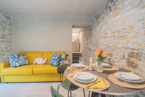 Appartement, vue sur la ville (Gaia) | Aire de séjour | Téléviseur de 32 po avec télévision par câble