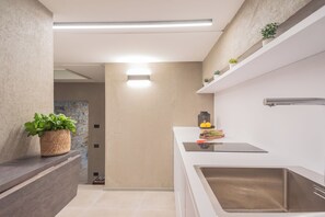 Appartement, uitzicht op de stad (Gaia) | Privékeuken | Een espressoapparaat, een waterkoker, een kinderstoel