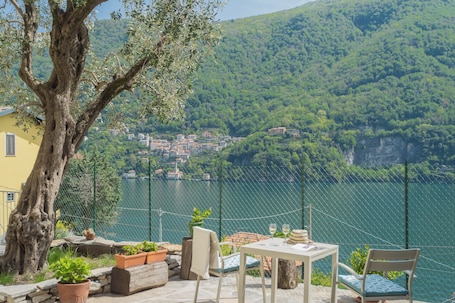 Appartamento (2 Bedrooms) | Vista lago. La Quiete With Private Garden by Rent all Como