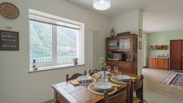 Apartment (2 Bedrooms) | Dining room