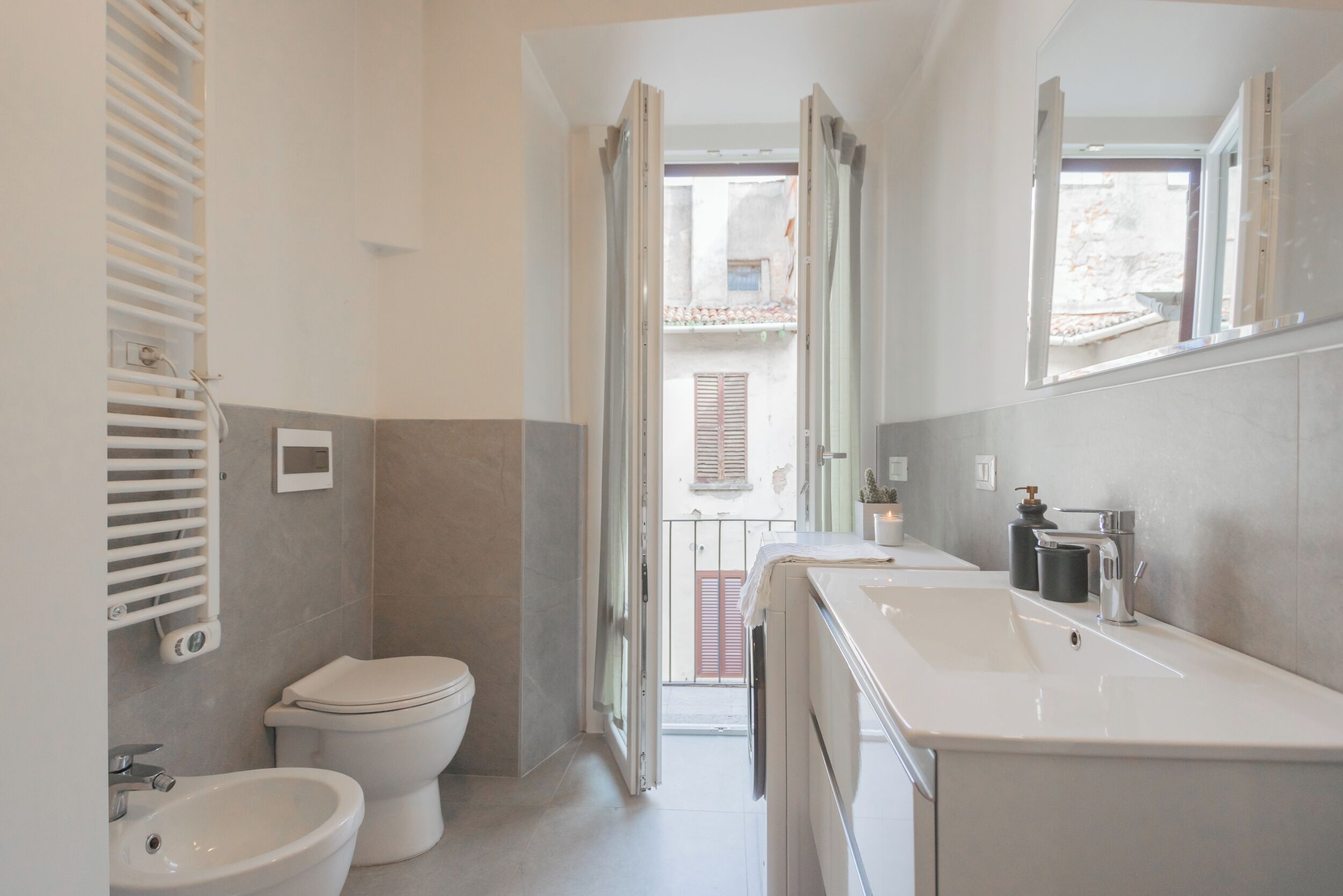 Un baño moderno con inodoro, bidé y lavamanos.