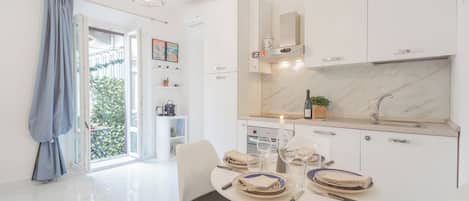 Căn hộ (1 Bedroom) | Bếp nhỏ riêng | Lò nướng, dụng cụ pha espresso, ấm điện, ghế cao cho trẻ em