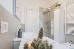 Apartment (1 Bedroom) | Bathroom - Luce Apartment by Rent all Como (Como)