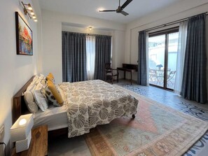 3 habitaciones, tabla de planchar con plancha, wifi y ropa de cama