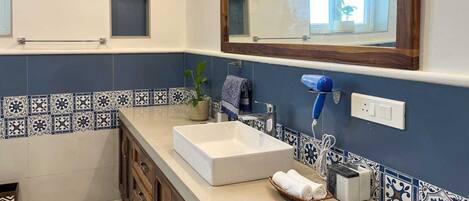 Séchoir à cheveux, serviettes fournies, savon, papier de toilette