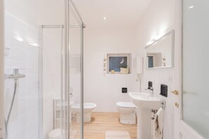 Appartement (1 Bedroom) | Badkamer | Een douche, een bidet