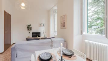 公寓 (1 Bedroom) | 起居区 | 32-英寸纯平电视(配备有线频道)