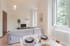 Appartement (1 Bedroom) | Woonruimte | Een 32-inch flatscreentelevisie met kabelzenders