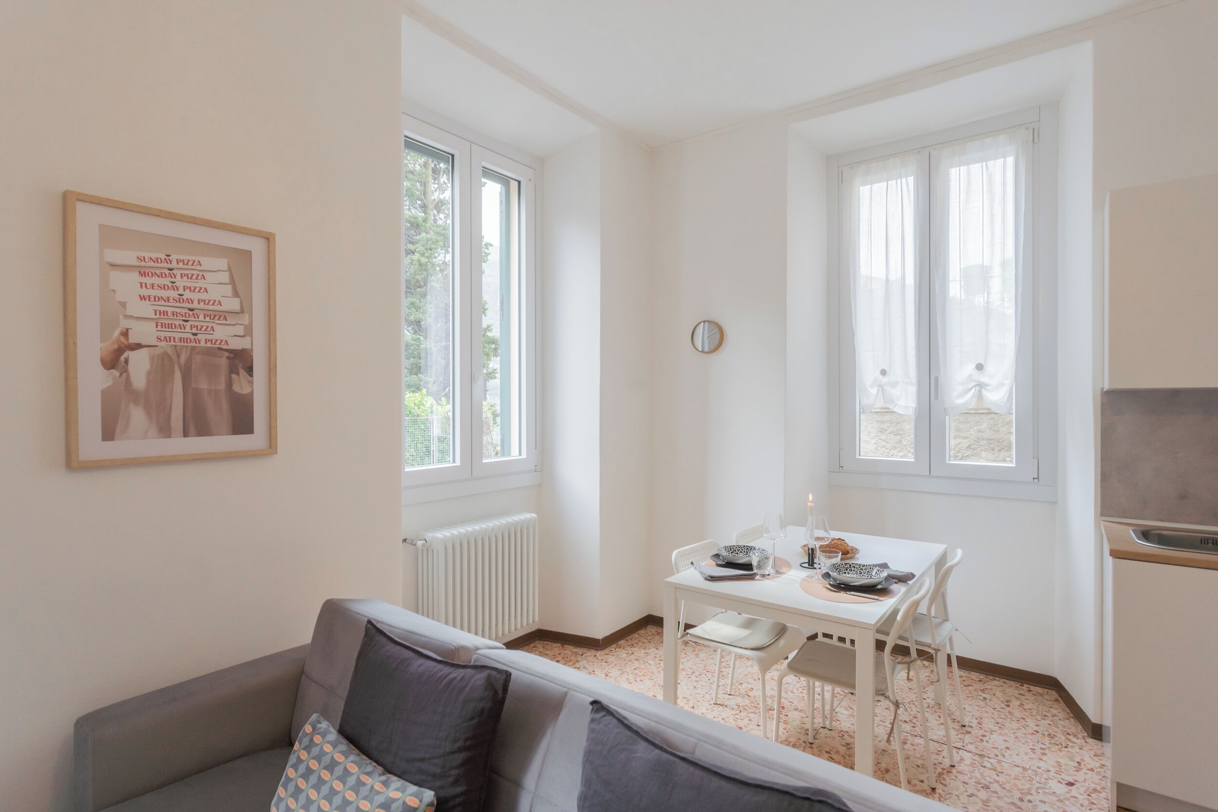 Apartamento (1 Bedroom) | Zona de estar | Televisión de pantalla plana de 32 pulgadas con canales por cable