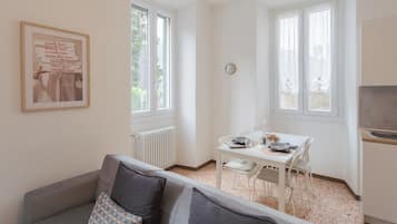 Apartamento (1 Bedroom) | Zona de estar | Televisión de pantalla plana de 32 pulgadas con canales por cable