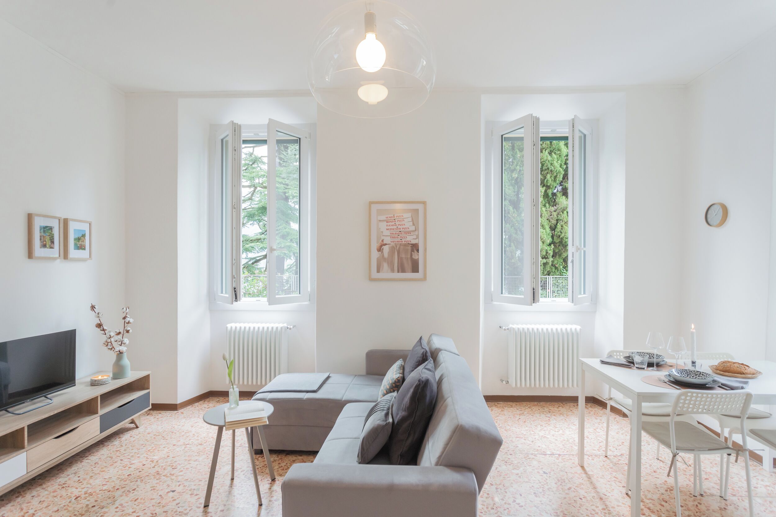 Appartamento (1 Bedroom) | Area soggiorno | TV a schermo piatto 32 pollici con canali via cavo