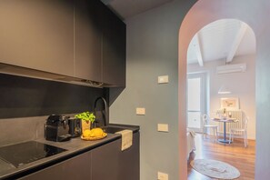 Microondas, placa de cocina, cafetera expreso, tetera/pava eléctrica