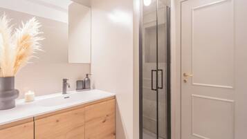 Studio (0 Bedroom) | Salle de bain | Douche, bidet, serviettes fournies, savon