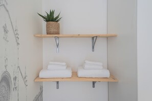 Leilighet, 1 soverom (1 Bedroom) | Bad | Dusj, bidé, håndklær og såpe