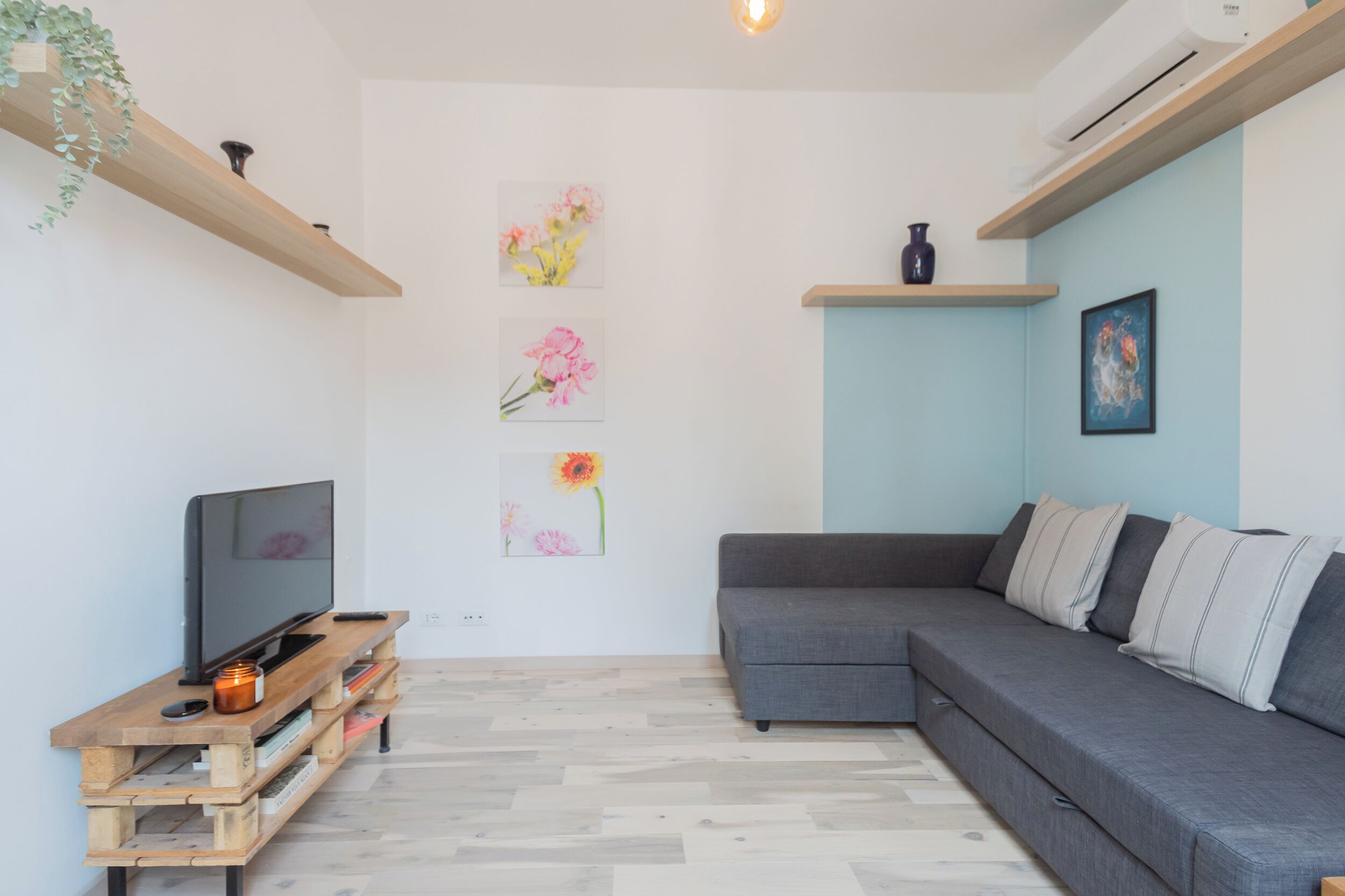 32-inch TV with cable channels