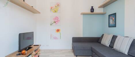 32-inch TV with cable channels