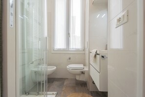 Huoneisto, 1 makuuhuone (1 Bedroom) | Kylpyhuone | Suihku, bidee, pyyhkeet, saippua