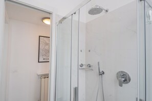 Apartment, 1 Schlafzimmer (1 Bedroom) | Badezimmer | Dusche, Bidet, Handtücher, Seife