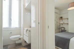 Apartment, 1 Bedroom (1 Bedroom) | Bathroom - Old Court Hideaway by Rent all Como (Como)
