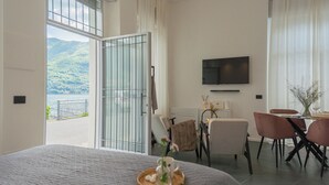 Apartment (0 Bedroom) | Living area | 32-inch TV with cable channels - Piccola Como Lotus by Rent all Como (Carate Urio)
