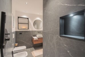 アパートメント (0 Bedroom) | バスルーム | シャワー、ビデ、タオル、石鹸