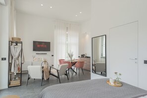 ์ํํธ (0 Bedroom) | ๊ฑฐ์ค ๊ณต๊ฐ | ์ผ์ด๋ธ ์ฑ๋ ์์ฒญ์ด ๊ฐ๋ฅํ 32์ธ์น TV