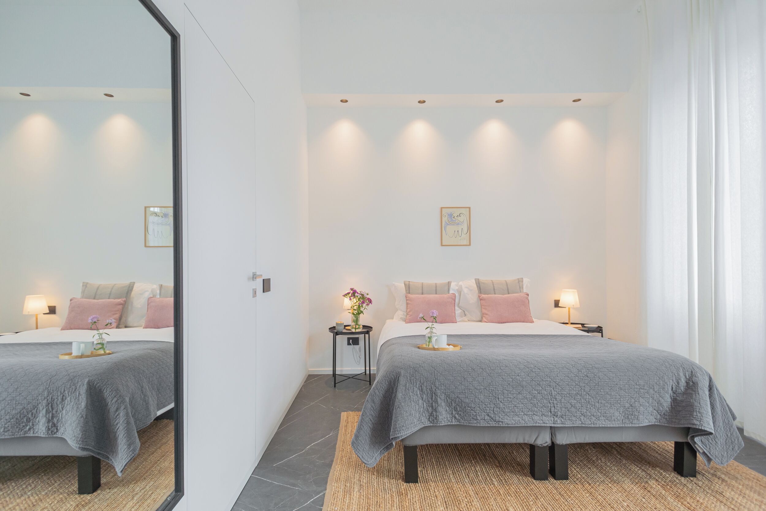 Tabla de planchar con plancha y ropa de cama 