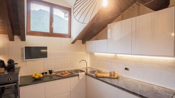 Apartamento (2 Bedrooms) | Cozinha americana privada | Micro-ondas, fogão, máquina de café expresso, chaleira elétrica