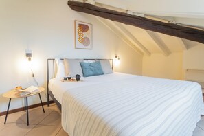 2 عدّة غرف نوم ومساحة عمل للكمبيوتر المحمول ومكواة/لوح كي