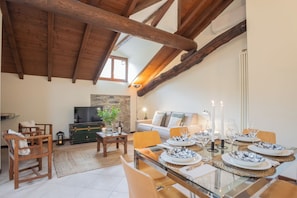 Appartement (2 Bedrooms) | Coin séjour | Télévision à écran plat de 32 pouces avec chaînes par câble