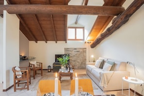 Appartement (2 Bedrooms) | Coin séjour | Télévision à écran plat de 32 pouces avec chaînes par câble