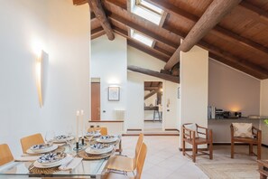 Apartment (2 Bedrooms) | Dining room
