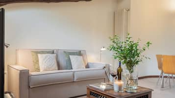 Apartment (2 Bedrooms) | Living area | 32-inch flat-screen TV with cable channels