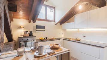 Apartamento (2 Bedrooms) | Cozinha americana privada | Micro-ondas, fogão, máquina de café expresso, chaleira elétrica