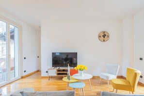Apartament, 1 dormitori (Ponente Balcony) | Sala d'estar | Televisor intel·ligent de 32 polzades amb canals digitals