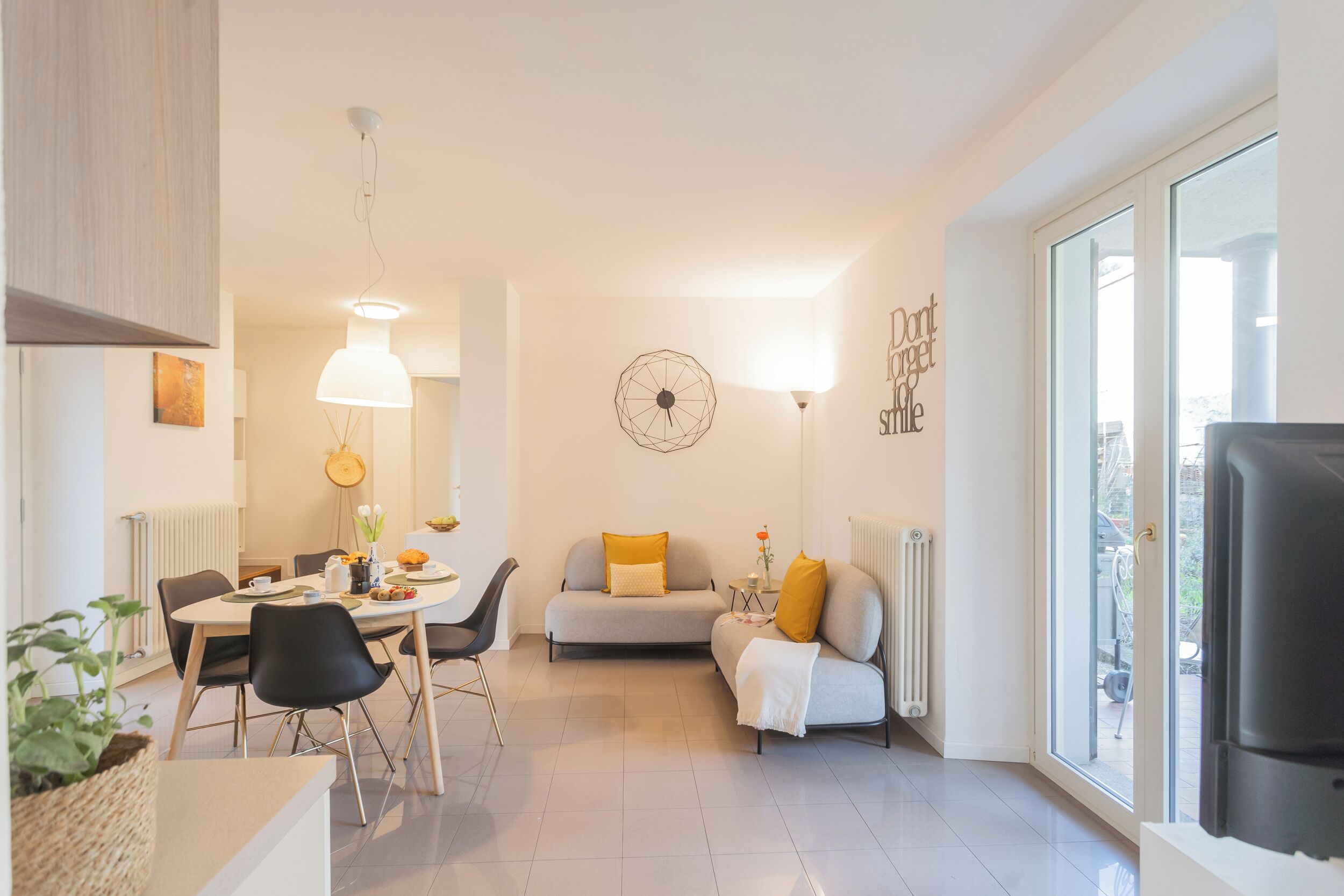 Appartamento, 1 camera da letto (Ponente Garden) | Area soggiorno | Smart TV 32 pollici con canali digitali