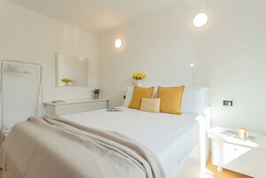 1 habitación, tabla de planchar con plancha, cunas y wifi gratis 