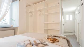 Apartment (1 Bedroom) | 1 bedroom, iron/ironing board, bed sheets