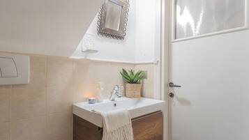 Apartment (1 Bedroom) | Bathroom | Shower, free toiletries, towels, soap