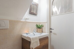 Apartment (1 Bedroom) | Bathroom | Shower, free toiletries, towels, soap - Pretty Studio in Old Town by Rent all Como (Carate Urio)