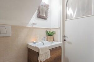 公寓 (1 Bedroom) | 浴室 | 淋浴设施、免费洗浴用品、毛巾、肥皂