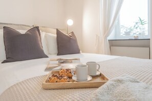 Apartment (1 Bedroom) | 1 bedroom, iron/ironing board, bed sheets